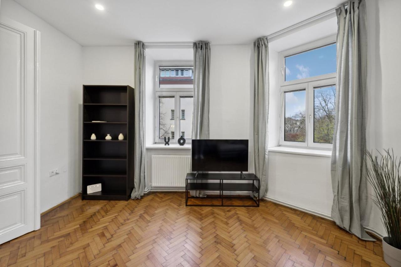 Big Spacious Central Apartment In Вена Экстерьер фото
